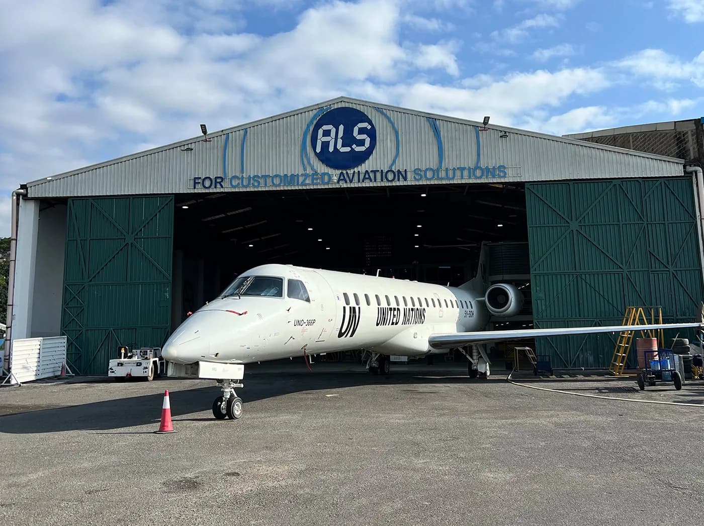 Embraer ERJ-145 in United Nations markings in front of the ALS hangar